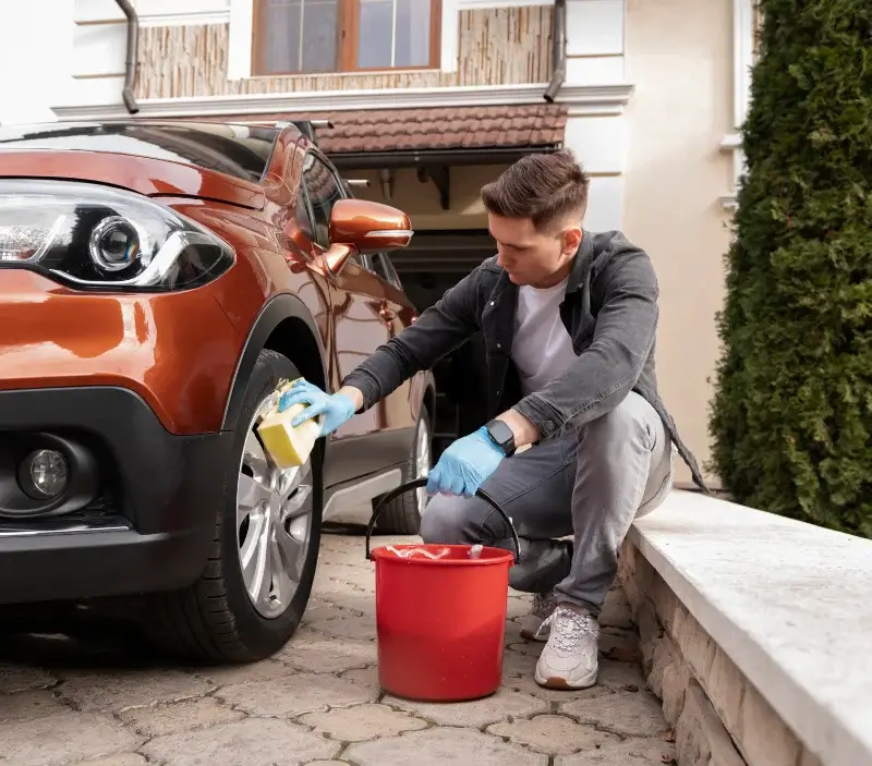 Lavage auto à domicile Illeville-sur-Montfort : professionnel intervenant sur un véhicule